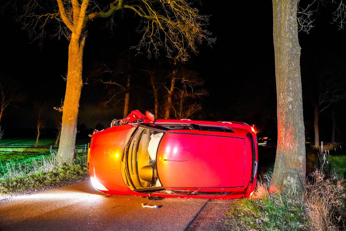 Auto gekanteld na botsing met boom in Bakkeveen