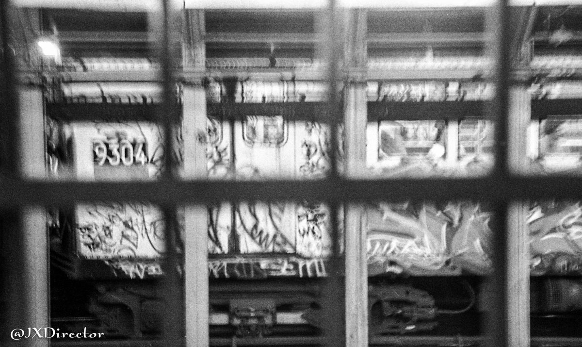 JXDirector's tweet photo. Living in the Past, 35mm Streetwalking NYC

#StreetPhotography #Creative #UrbanStories #LensOnLife #JXDirector https://t.co/TPsYuKMOUq