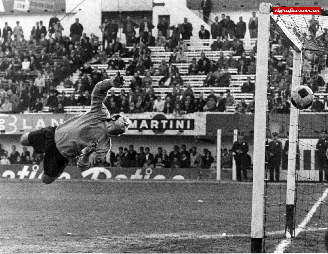 idoloscasla's tweet photo. 📊 Estudiantes jugó 5 finales para definir el campeonato: 1967, 1968, 1983, 2006 y 2025

Perdió solo uno, cuando se enfrentó a uno de los mejores equipos de la historia del fútbol argentino:
#LosMatadores en el Metropolitano 1968 🏆

🐺 Fischer le rompió el arco al Flaco Poletti https://t.co/cSAY3c7gtC