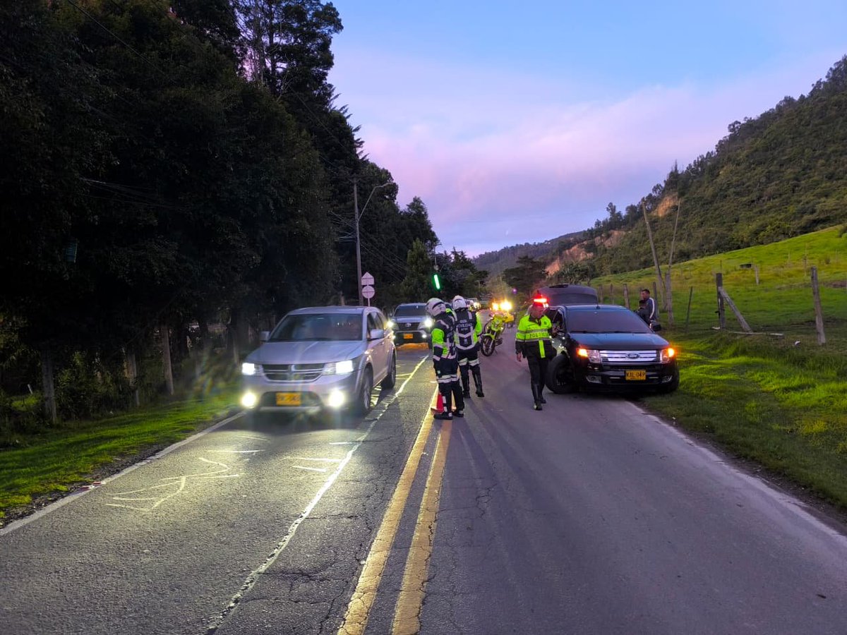 #Atención | (05:59 p.m) 🚗🚗 Tráfico lento en la calle 224 del #AutoNorte en sentido Chía - Bogotá, carril izquierdo debido a vehículo varado. Se recomienda cambiar de carril con precaución. Ya estamos en el lugar asistiendo al usuario afectado. #Tráfico