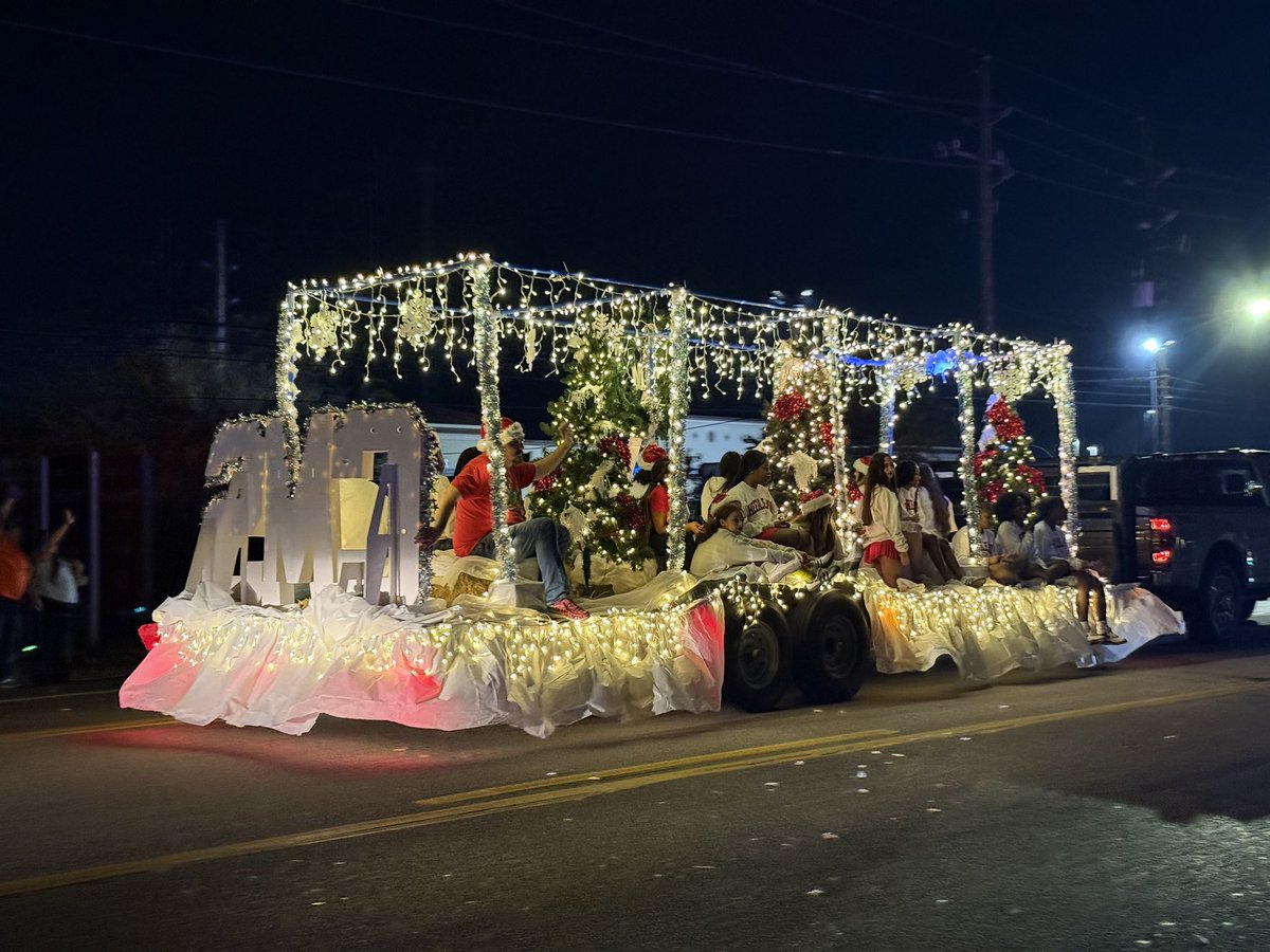 Crosby Middle school cheerleaders participated in the Crosby Christmas  parade Saturday. Their float theme was white Christmas. @CrosbyISD  @CrosbyMiddleSch, image size:1200x900