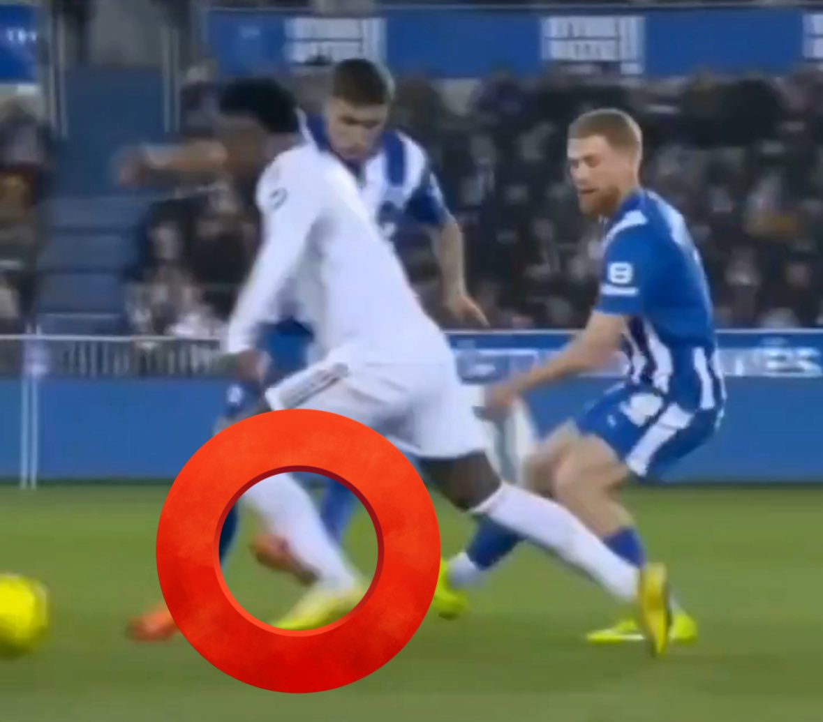 PENALTI CLARÍSIMO.!!!!! 

Negreira oficialmente está devuelta.