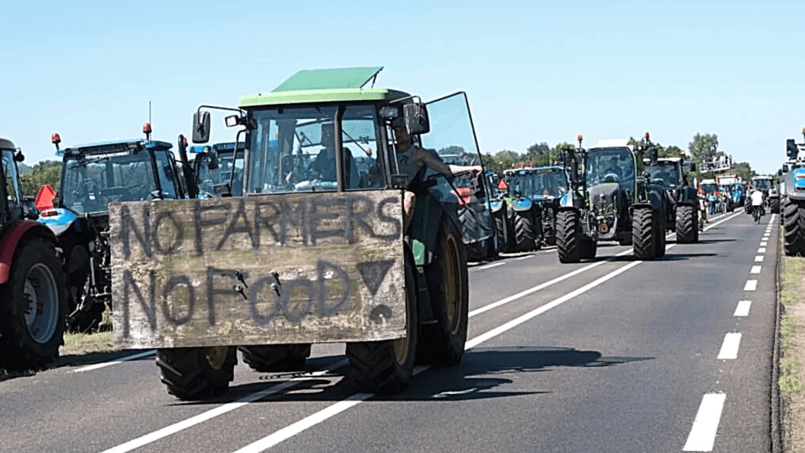 dejanirasilveir's tweet photo. Europa entera está luchando contra la UE y su perverso plan de DESTRUIR a los Agricultores. 
Sin agricultores, sin ganaderos, NO hay comida.
Los Medios se niegan a cubrir la historia en un intento desesperado de que la CANDELA se extienda.

🔥🔥🔥🔥☄️ https://t.co/o3vt15prP8