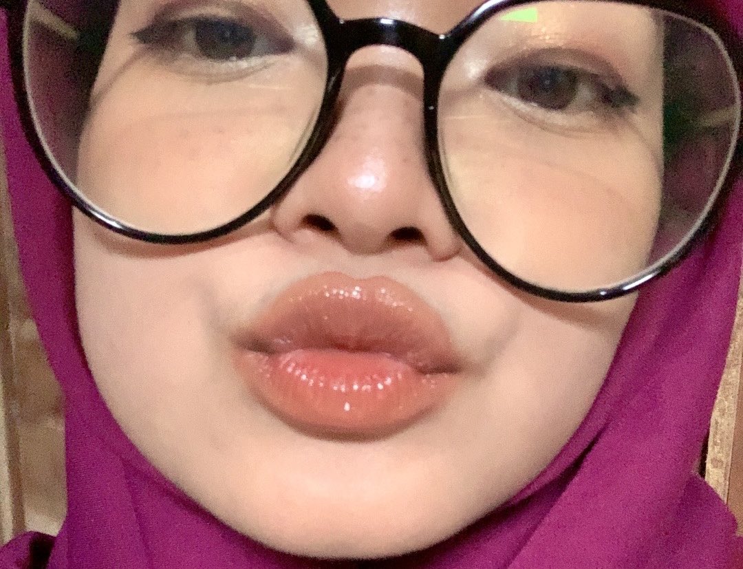 octanoicc's tweet photo. morning kiss🙂‍↕️ https://t.co/0aUmebN43c