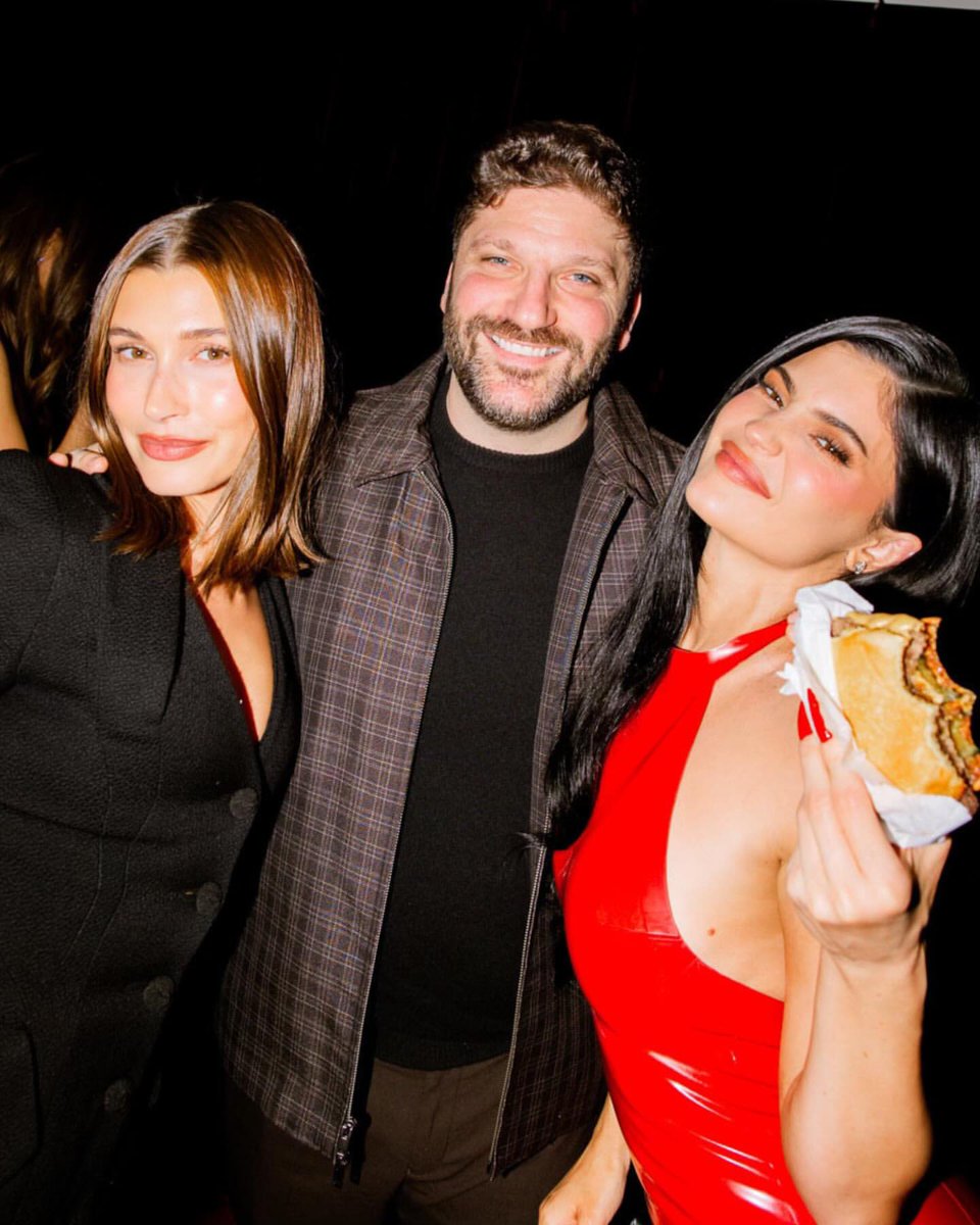 portalhaileybr's tweet image. O CABELO! 💇🏼‍♀️ Hailey Bieber, Justin Bieber, Kylie Jenner, Lauren e Michael D. Ratner e mais convidados durante a festa de fim de ano da OBB Media em West Hollywood, Califórnia. (13/12)