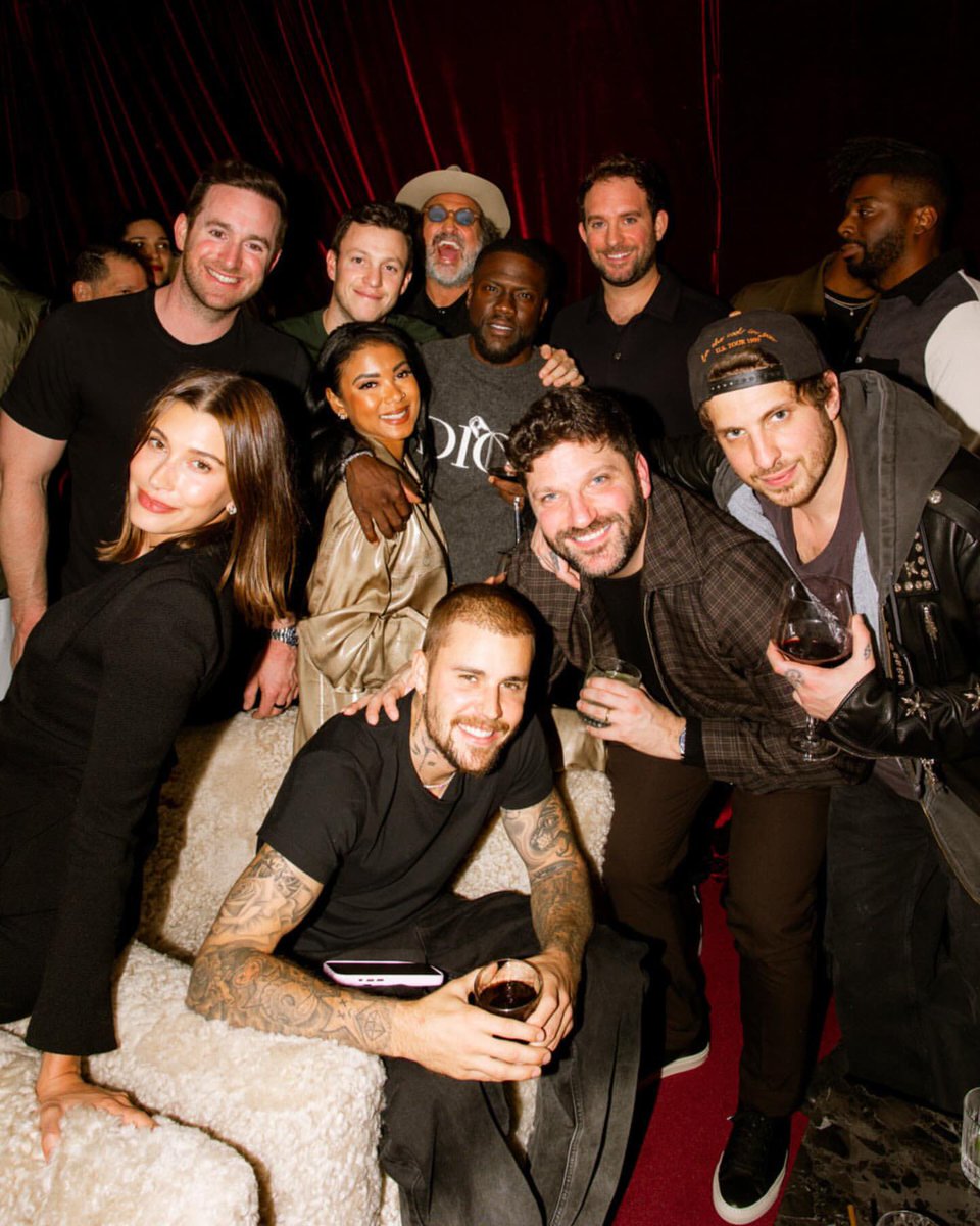 portalhaileybr's tweet image. O CABELO! 💇🏼‍♀️ Hailey Bieber, Justin Bieber, Kylie Jenner, Lauren e Michael D. Ratner e mais convidados durante a festa de fim de ano da OBB Media em West Hollywood, Califórnia. (13/12)