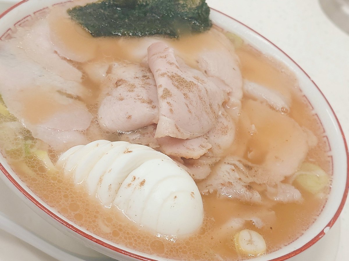 マルショーラーメン@秋葉原さま
チャーシュー麺
ゆで玉子
ライス

久訪😎
醤油スープが旨い😍
薄切りチャーシューがたっぷり😁
ライスに巻くと旨々🤩
ニンニク、酢、唐辛子を加えてじわじわ味変🤩
本日も完食です😎

#マルショーラーメン
#ラーメン
#中華そば
#秋葉原
#東京グルメ
#ラーメン食べたい