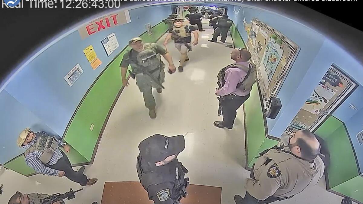 emkenobi's tweet photo. You wanna talk about police offers failing to engage? It took Uvalde police 77 minutes to apprehend the shooter while children were being shot. How many men do you see in this picture? This has nothing to do with gender. https://t.co/6wx2Y6achJ