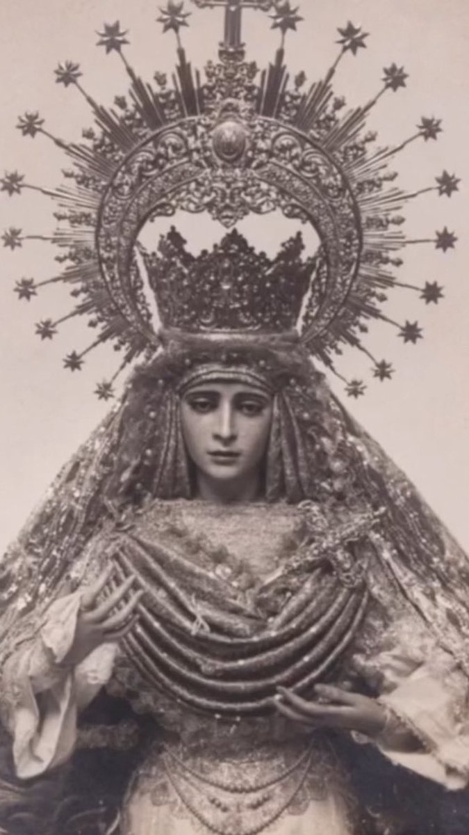 mabernalsanchez's tweet photo. Como curiosidad: la Reina del Transporte será la única mariana mariana vestida por el que fuera vestidor de la Esperanza de Triana, Fernando Morillo, y ahora el de la Macarena, José Carlos Gutiérrez https://t.co/43OLduFpmH