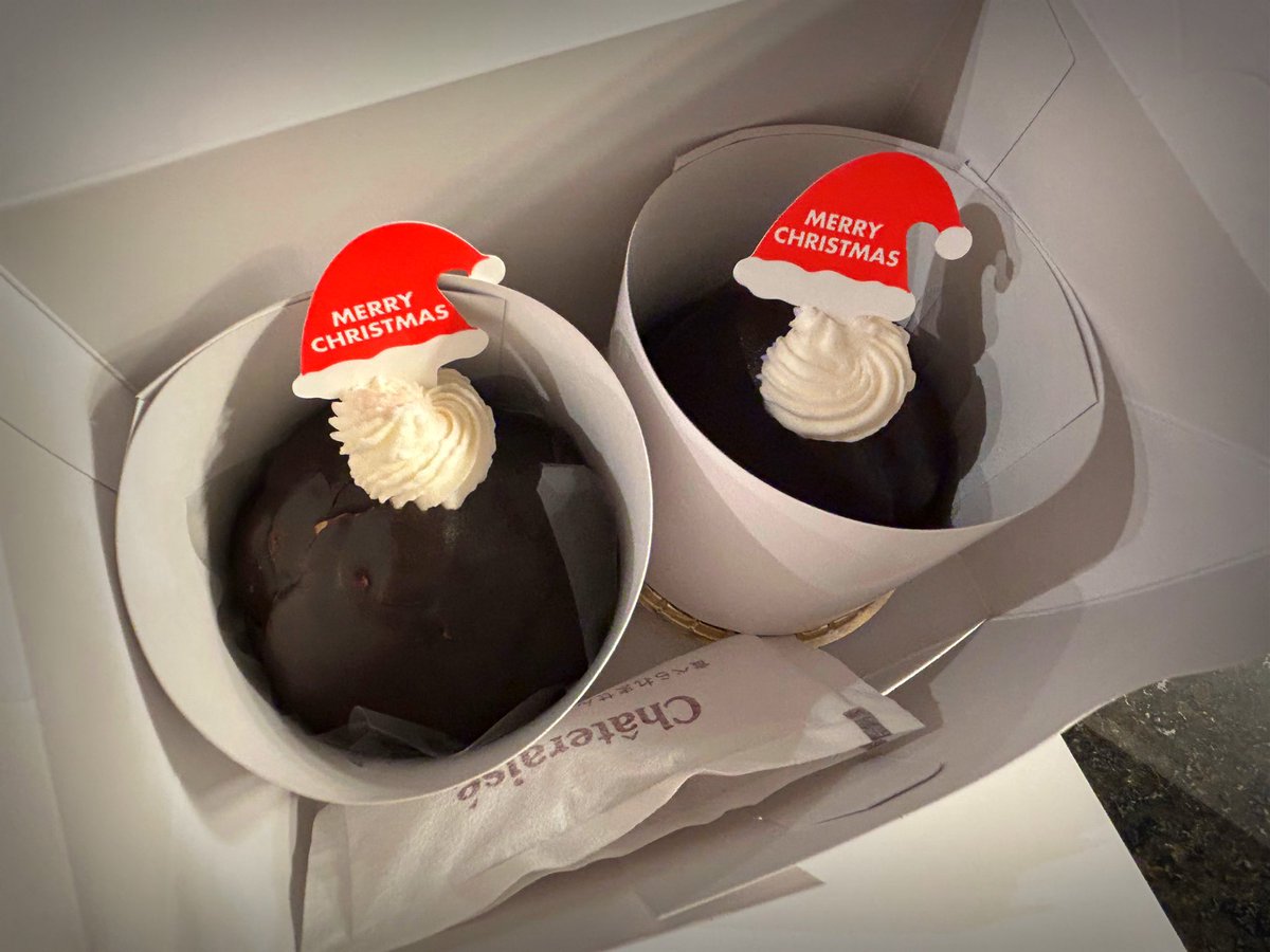 シャトレーゼでお菓子を買ったら、「これはサービスです」とこんな美味しそうなのまで無料でいただいた！ありがとうございます。