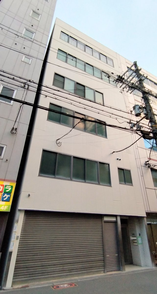 先月中旬から始まったスタジオが入るビルの外壁塗装工事。
先週12月12日(金)に足場が撤去され、外壁キレイになりましたよ☆
南側からの光がしっかり入るようになり、何よりも覆われている閉塞感がなくなりました◎
うんうん(^^)
氣分爽やかに週の始まりを迎えられます♪
aviddance.hateblo.jp/entry/20251215…