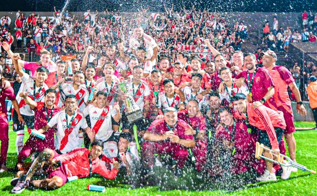 Ser grande no es solo el palmarés, que tenemos de sobra.
También es ser la mejor escuela del fútbol argentino desde siempre.
Formar generación tras generación a los talentos que nutren al fútbol y a la Selección.
River no solo gana: forma y marca el camino. Y eso no se discute.