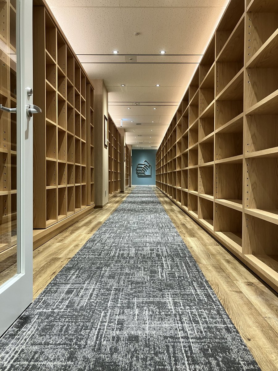 秘密基地に来ました🫲 （児童書出版社の新オフィスです）