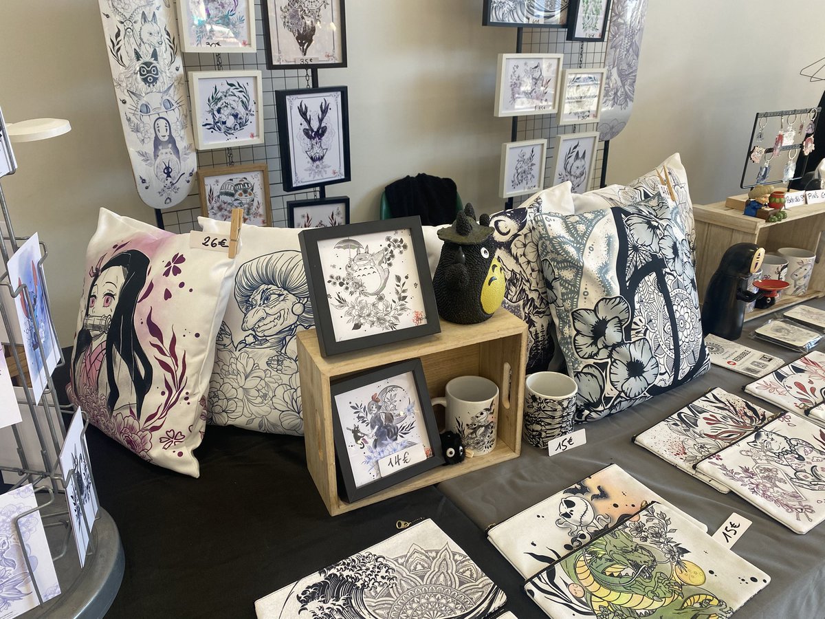 KalikaGraphisme's tweet image. C était samedi le dernier événement de l’année avec le marché de noël de Bizous #illustrationart #mandala #geek