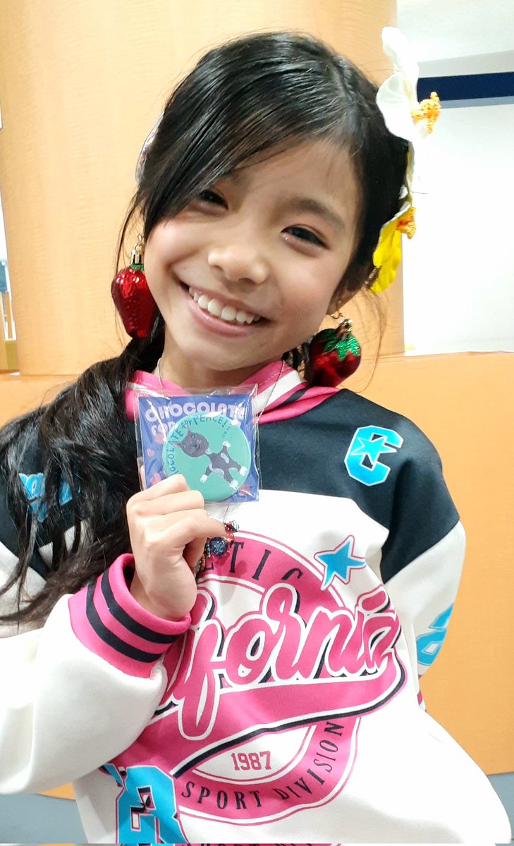 wxKIKVDBxA85623's tweet photo. 山本結月ちゃんに今年もJIM-NETのチョコ募金のチョコを贈らせていただきました、とっても喜んでもらえて嬉しかったです🎵😁😁💕💕
結月ちゃん1年前のチョコ募金のチョコの缶を今も大切に持ってくれてるそうです https://t.co/mWVqtckQ5J