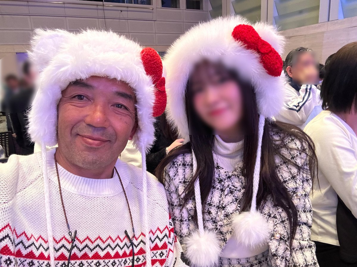 hikun1969's tweet photo. ギュリペンミ行ってきた❣
キティちゃん風のモコモコの被ってたらギュリもモコモコ⁉️
おそろいやん❣
娘は2ショも当たって大興奮😍😍😍
1部だけやったけど楽しかったーー🥰
#KARA
#ギュリ
@gyuri88 https://t.co/Dk82PTXtfN