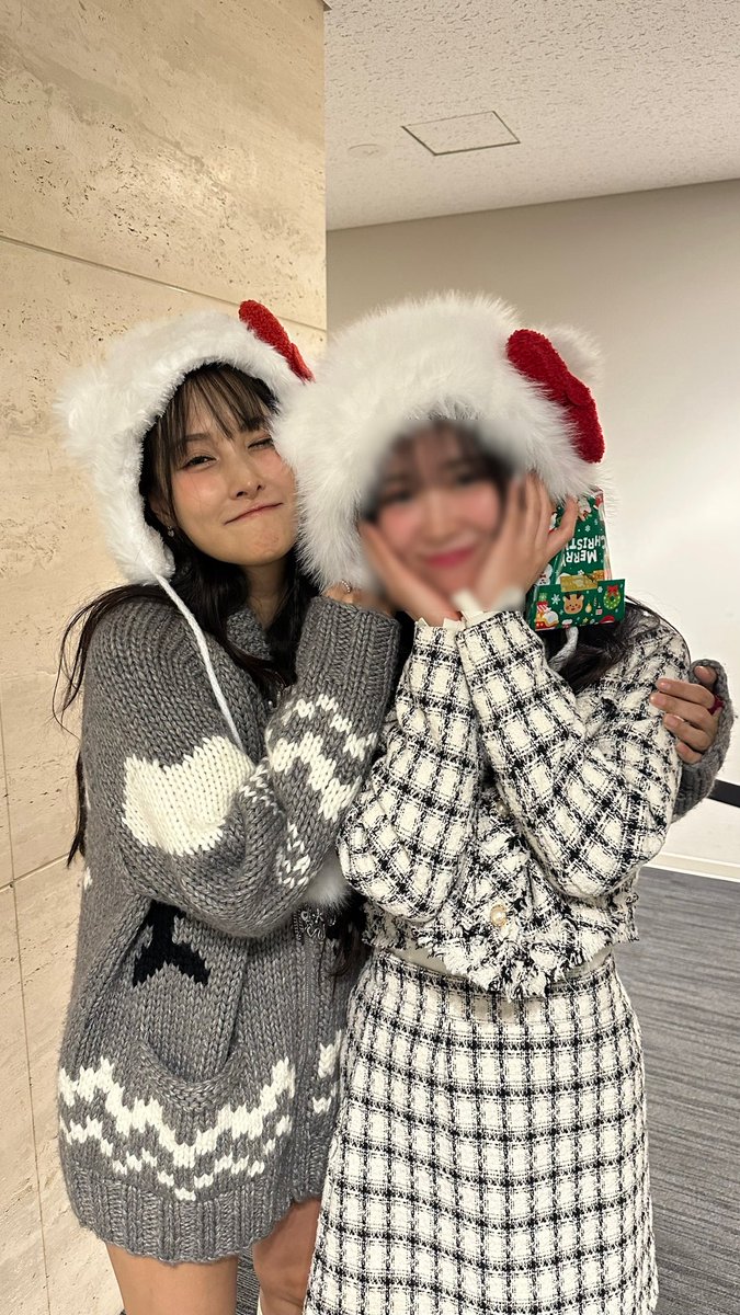 hikun1969's tweet photo. ギュリペンミ行ってきた❣
キティちゃん風のモコモコの被ってたらギュリもモコモコ⁉️
おそろいやん❣
娘は2ショも当たって大興奮😍😍😍
1部だけやったけど楽しかったーー🥰
#KARA
#ギュリ
@gyuri88 https://t.co/Dk82PTXtfN