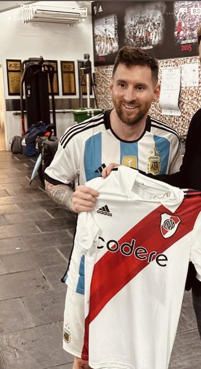 Messi armó un torneo el 9/12, no invitó a boca y, como no podía ser de otra manera, lo ganaron los pibes de River Plate.

Les queda alguna duda de que cuadro es?