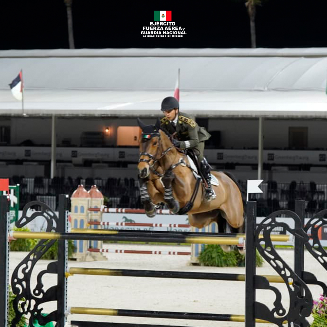 Defensamx1's tweet photo. El éxito se construye con disciplina y constancia.

Felicidades al Mayor de Caballería de Estado Mayor, Fernando Parroquín Delfín, por obtener el 1/er. lugar en salto ecuestre en la prueba "Arthramid National Grand Prix", a 1.50 metros de altura con su caballo “Escudero SDN”, en el Concurso Nacional de Salto “Holliday Festival II Horse Show”, realizado este 13 de diciembre 2025, en Wellington, Florida, E.U.A.

#EjércitoMexicano #FuerzaAéreaMx #GuardiaNacional #GuardianesDeLaSoberanía