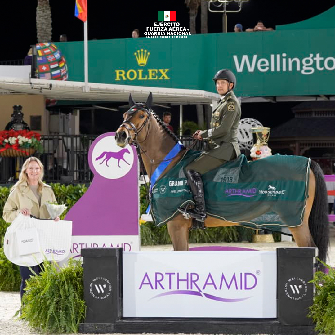 Defensamx1's tweet photo. El éxito se construye con disciplina y constancia.

Felicidades al Mayor de Caballería de Estado Mayor, Fernando Parroquín Delfín, por obtener el 1/er. lugar en salto ecuestre en la prueba "Arthramid National Grand Prix", a 1.50 metros de altura con su caballo “Escudero SDN”, en el Concurso Nacional de Salto “Holliday Festival II Horse Show”, realizado este 13 de diciembre 2025, en Wellington, Florida, E.U.A.

#EjércitoMexicano #FuerzaAéreaMx #GuardiaNacional #GuardianesDeLaSoberanía