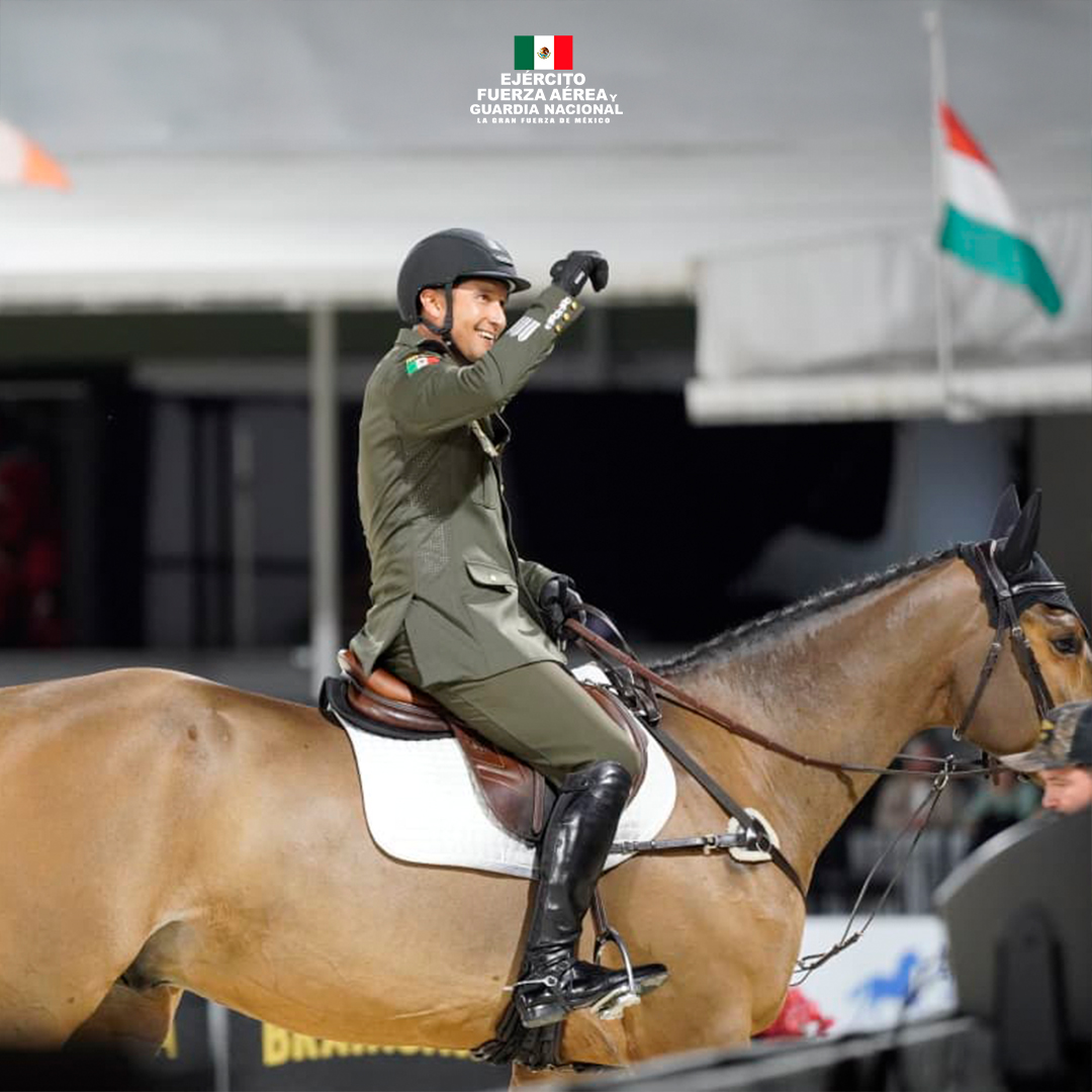 Defensamx1's tweet photo. El éxito se construye con disciplina y constancia.

Felicidades al Mayor de Caballería de Estado Mayor, Fernando Parroquín Delfín, por obtener el 1/er. lugar en salto ecuestre en la prueba "Arthramid National Grand Prix", a 1.50 metros de altura con su caballo “Escudero SDN”, en el Concurso Nacional de Salto “Holliday Festival II Horse Show”, realizado este 13 de diciembre 2025, en Wellington, Florida, E.U.A.

#EjércitoMexicano #FuerzaAéreaMx #GuardiaNacional #GuardianesDeLaSoberanía