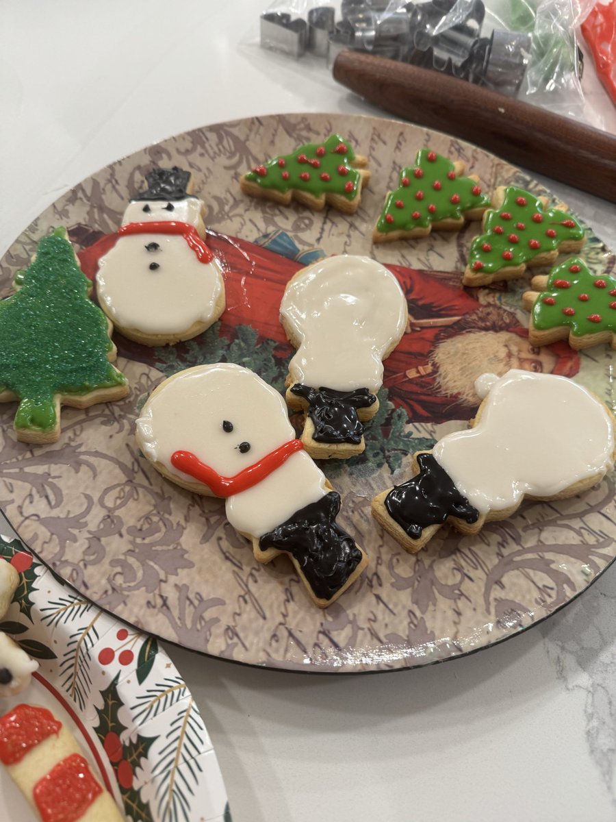 EvanInTech's tweet image. Enjoying the season with Christmas cookie decorating 🎄