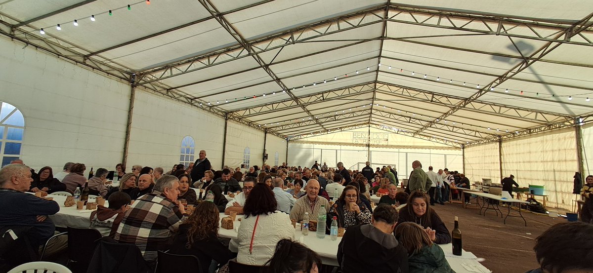 SEMPRE BRIBES!

Hoxe estivemos, xunto unha chea de persoas,  apoiando á boa xente de Bribes que un ano máis pon en valor o seu histórico mosteiro para crear un belén vivinte extraordinario sobre o que pivota un día feliz, cheo de encontros e amizade. Parabéns!