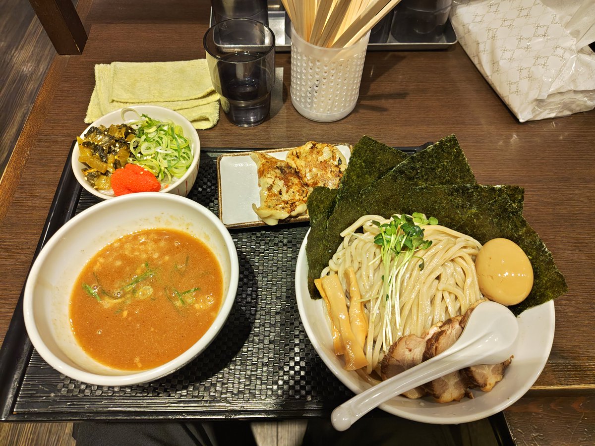 hobio009's tweet photo. 埼玉県春日部市
ブラウン
特製つけ麺+丼セット(高菜明太ご飯)

22時以降にやってるからありがたい❗️
この太麺が相変わらずの美味しさ😻

行きたいラーメン屋さんはいっぱいあるのに営業時間内に行ける時が無い😢⤵️

#春日部 #ラーメン #つけ麺 #ブラウン https://t.co/Kzg9TK4zmZ