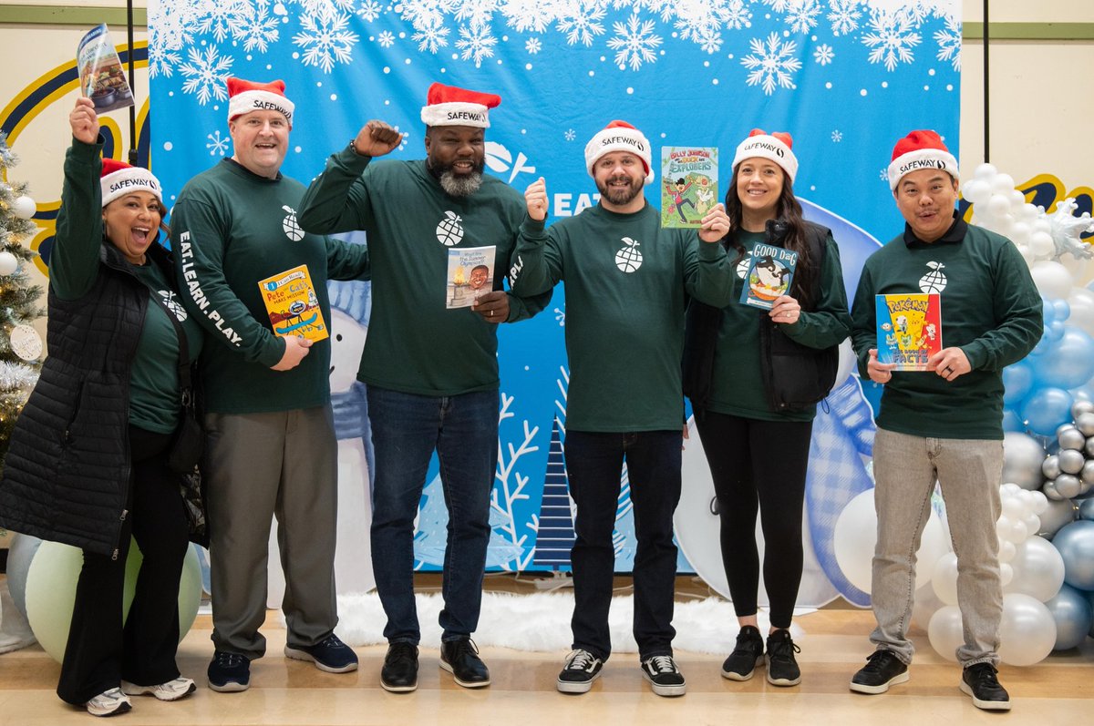 eatlearnplay's tweet image. This week at Garfield Elementary, every student went home with a @safeway gift card to help families stretch a little further this season. Safeway team members also volunteered at our holiday book fair, supporting students as they chose books! #ChristmasWithTheCurrys