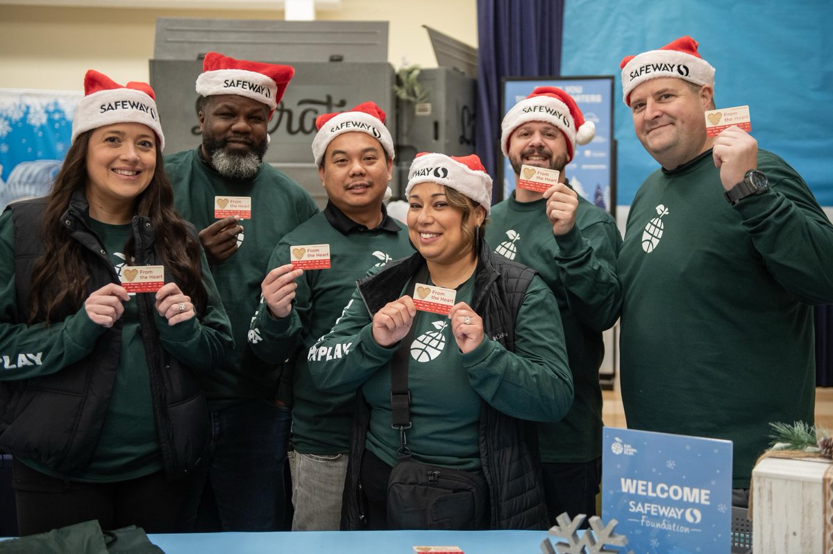 eatlearnplay's tweet image. This week at Garfield Elementary, every student went home with a @safeway gift card to help families stretch a little further this season. Safeway team members also volunteered at our holiday book fair, supporting students as they chose books! #ChristmasWithTheCurrys