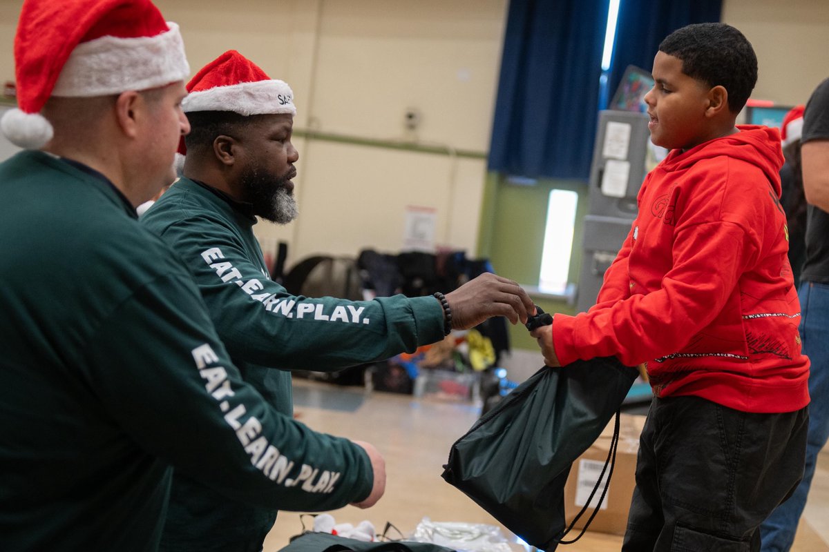 eatlearnplay's tweet image. This week at Garfield Elementary, every student went home with a @safeway gift card to help families stretch a little further this season. Safeway team members also volunteered at our holiday book fair, supporting students as they chose books! #ChristmasWithTheCurrys