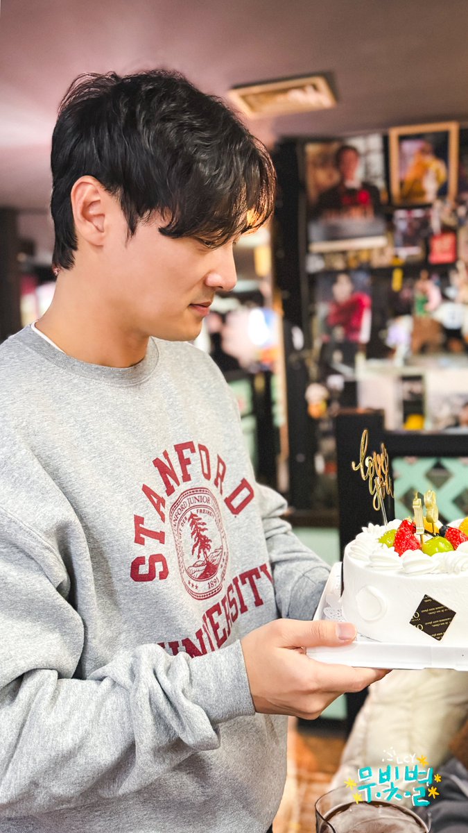 오늘은 배우님의 데뷔 18주년이 되는 날입니다.

오래 함께해주신 분들, 그리고 비교적 최근에 배우님을 알게 된 분들까지 지금 이 순간까지 배우님의 모든 시간을 함께해주신 모든 무빛별 가족 여러분께 진심으로 감사드립니다.

우리가 배우님을 통해 늘 위안과 힘을 받듯,
배우님에게도 무빛별이