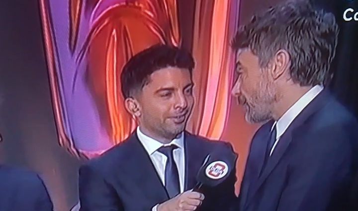 Que cosas no ? Pedro Alfonso de traje y corbata en los premios #MartinFierroStreaming.
Mientras que a los premios Carlos ( ciudad que le da de comer hace años ) viene todo chivado, de gorra, bermuda y remera arrugada. <a href="/munivcp/">MunicipalidadVCP</a> 
Se tenía que decir y se dijo