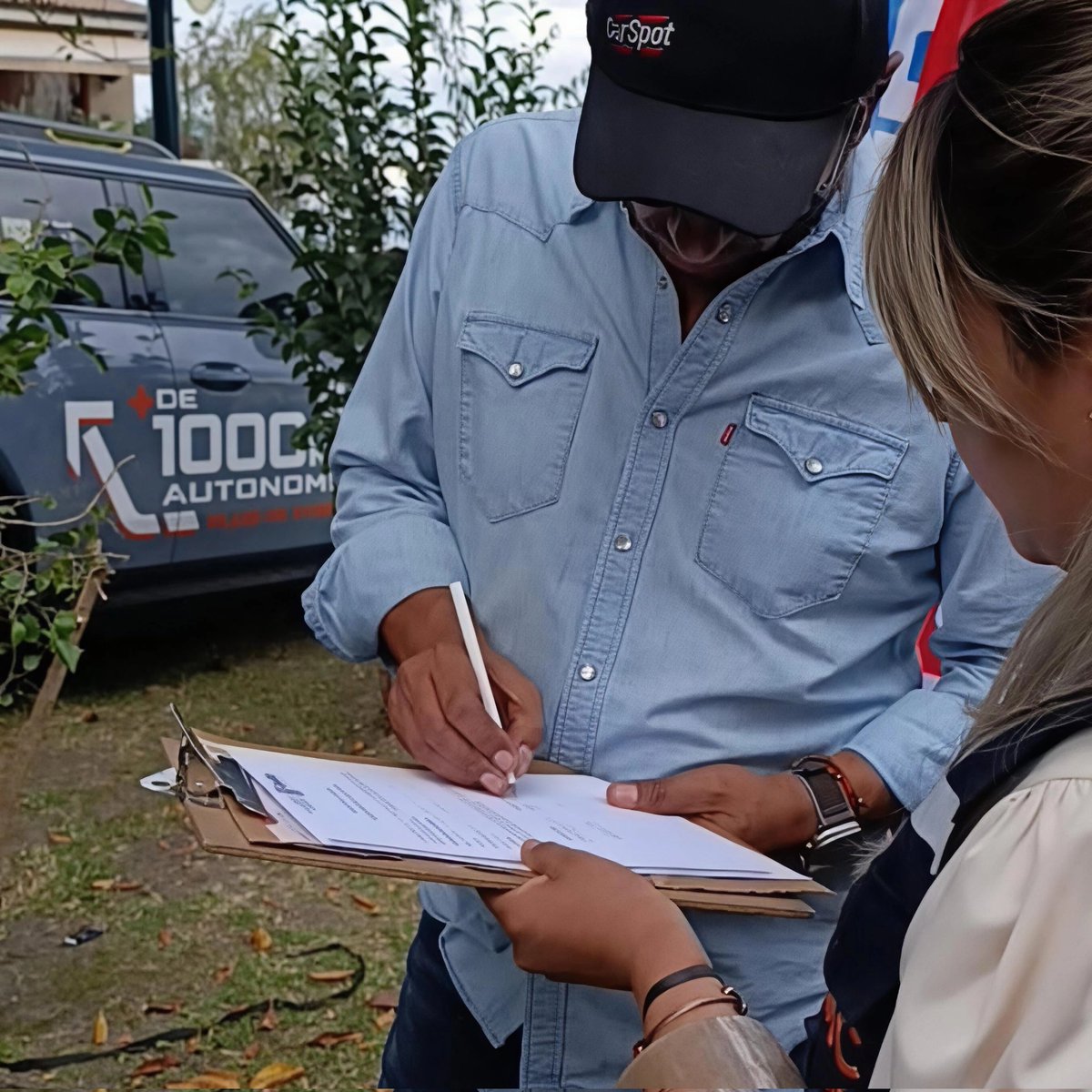 amcquito's tweet photo. 🚨 #QuitoConControl | En atención a denuncias ciudadanas, intervenimos en el Parque Central de Cumbayá, constatando la instalación de infraestructura con fines comerciales para una feria de autos coordinada por el GAD parroquial.
🏛️ La intervención se realizó al tratarse de un espacio patrimonial que debe mantenerse libre de instalaciones y usos comerciales, a fin de precautelar su conservación y garantizar su adecuado uso público.
📌 Iniciamos el procedimiento de sanción contra la empresa responsable, ya que está prohibido instalar infraestructura, realizar promociones o hacer uso comercial de parques y espacios públicos sin los permisos municipales correspondientes.
Entérate más en el siguiente link 👇
https://t.co/6KxOBGquVq
🛡️ Con orden y control, #QuitoRenace.
