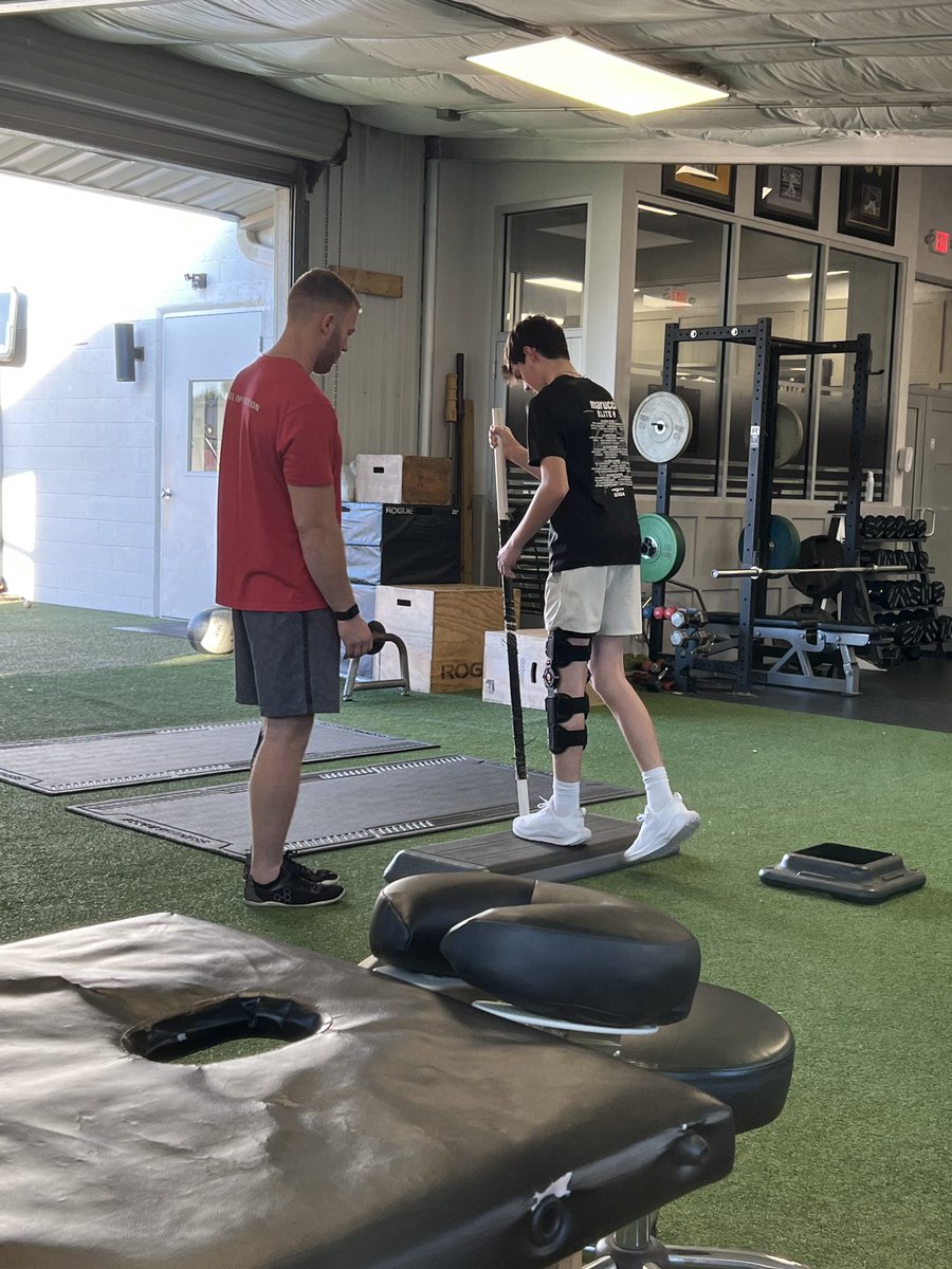 TimK__'s tweet image. Super proud of this guy. One year since he broke his kneecap. Not only did he rehab and get back on the field, he just kept on working. Keep doing the work and good things will happen. 💪🏼🙏 @RKillgoar2029