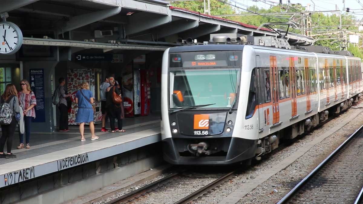 La mobilitat en cotxe és inviable:
🚆 En hora punta, FGC pot moure fins a 48.000 persones/hora a la línia Barcelona–Vallès. 
🚗 Per fer el mateix amb cotxes, caldrien ~37.000 vehicles.
El que equival en una autopista de 2 carrils a una cua de 130 kms de cotxes. 😅