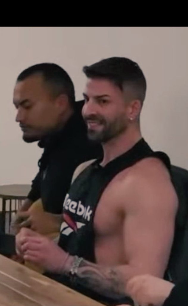 Si alguna vez os lo habéis preguntado. Esta es la última cara que ve una persona antes de ser agredida por un nazi. Los ojos inyectados en ira y odio, sólo porque eres diferente y vives libre. #LaCasaDeLosGemelos2D7