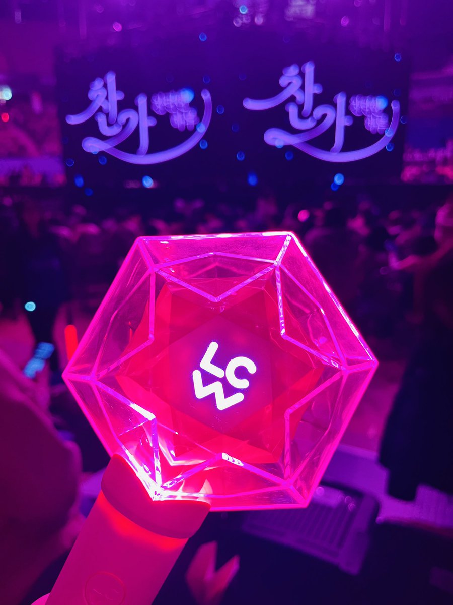 iamumdal's tweet image. 20251214 찬가2025 : 찬란한하루 서울 DAY3

S4구역 차너니 가깝긴했어 근데 그게다임 좁좁
3년전엔 여름이라 좋았나 겨울이라 낑겨서 🤣
끝나고 나가기전에 짐 다 내동댕이치고
겁나 땅그지처럼 컨페티 4종 막주워옴ㅠㅋ

#이찬원 #LeeChanWon #LCW
#찬가 #찬란한하루 #찬가_서울 #막공