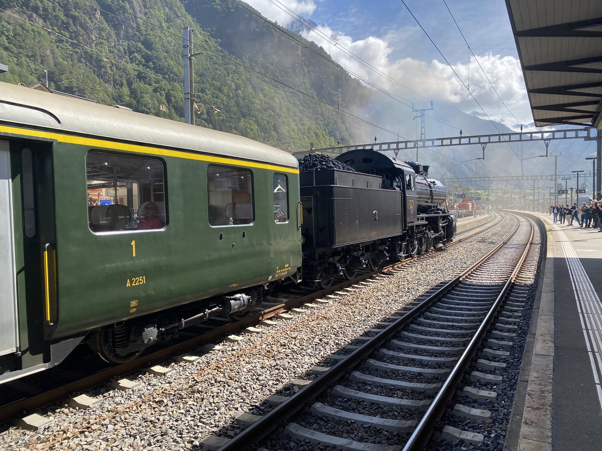 Michelino_1978's tweet photo. allen eisenbahnerinnen und eisenbahnern ein gutes neues jahr! danke für euren dienst - auch in der neuen fahrplanperiode allzeit gute fahrt!
#eisenbahn #bahnbubble https://t.co/WRnj6qmWm9