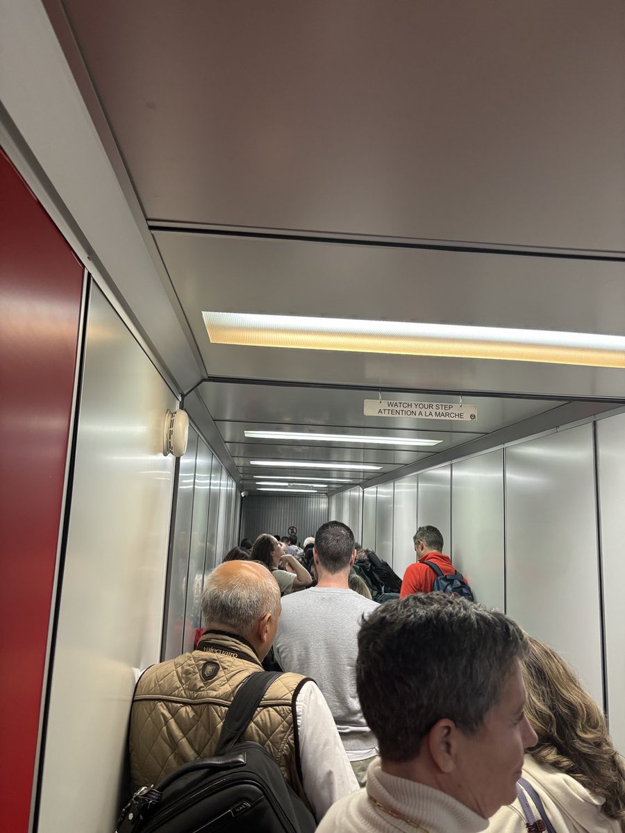 De moda: las largas esperas en la manga de abordaje de los aviones. Cuál es la razón de que llamen a abordar antes de que sea posible abordar?  @iberia vuelo San José, CR a Madrid.