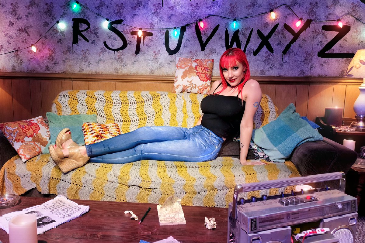 MJ_and_Spidey's tweet image. We've gone back to the Upside Down this week with「sƃuıɥʇ ɹǝƃuɐɹʇs」on Netflix! 💥 Who else has been watching..!? 👾🔥📼 #StrangerThings #UpsideDown #MaryJaneWatson #HawkinsIndiana

UpsideDown MJ: MJ of @MJ_and_Spidey
Image: Spidey 📷 

#MJandSpidey #RetroVibes #1980s #80sVibes