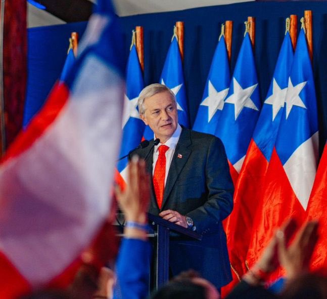 Felicitamos a <a href="/joseantoniokast/">José Antonio Kast Rist 🖐️🇨🇱</a> por su gran triunfo en las elecciones presidenciales de Chile 🇨🇱 y le deseamos todo el éxito para conducir a su país por la senda de la paz y la prosperidad.

Cada vez son más los países de nuestra región que optan por la defensa de la patria, la