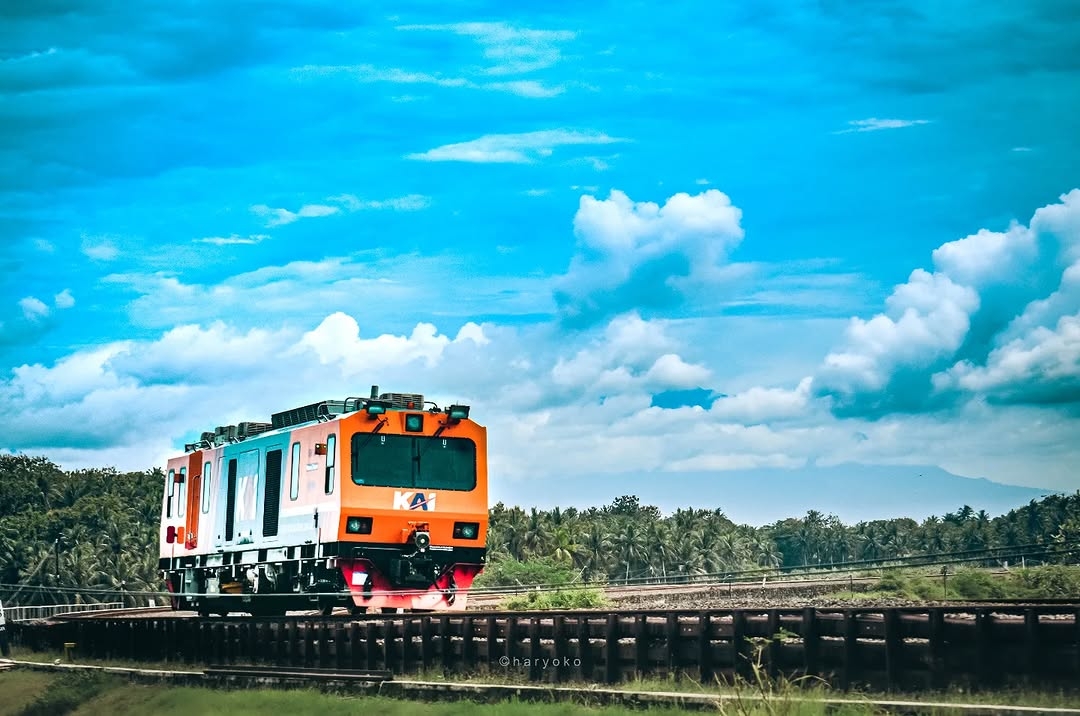 Aku memilih jatuh cinta, tanpa mengorbankan diriku sendiri.

Cinta yang kupeluk bukan yang gaduh oleh ego, melainkan yang tenang, menguatkan langkah, dan membuatku tetap pulang sebagai diriku yang utuh... ✨️

Selamat pagi, #SahabatKAI!

#KAI121 

Support photo 🙏🏼: