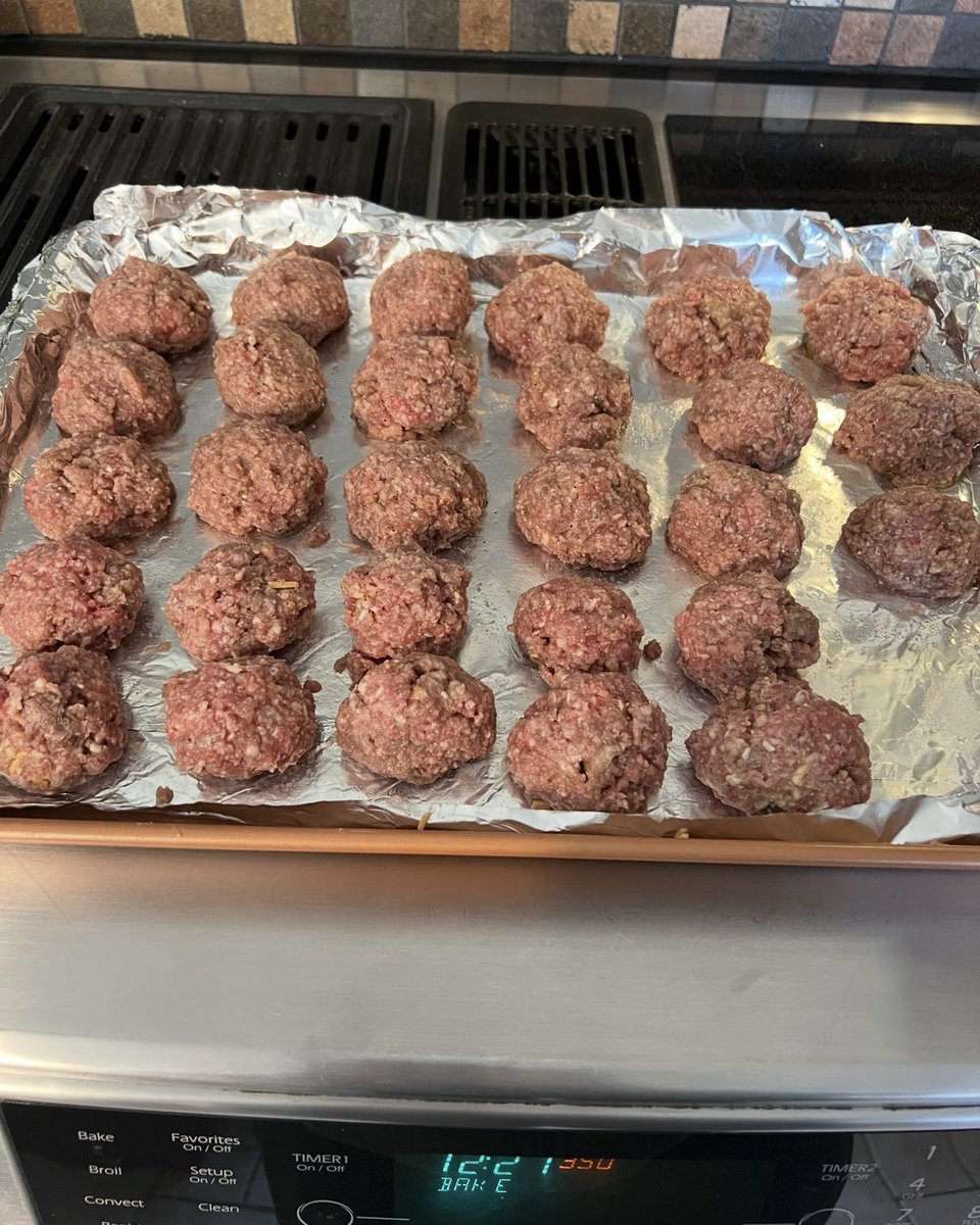 headdoc03's tweet image. Meatballs for @CanadianPenny   Dear Angel Penny your friend Angel Roxy always loved meat ball’s.  
Mom would have to remind dad they were for Mickie and me! 🤭😂 🤣. #meatballsforPenny