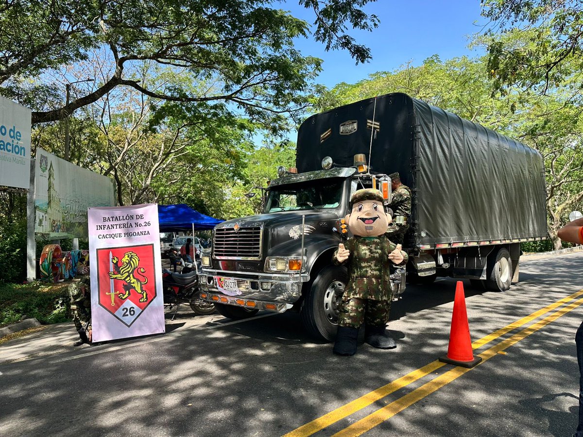 Ejercito_Div5's tweet photo. 🛣️ #ViajeSeguro | En la vía, nuestros soldados están ahí, atentos y vigilantes.
Por ello, el Batallón de Infantería N.26 Cacique Pigoanza, de la #NovenaBrigada, acompaña a conductores y viajeros, trabajando día y noche por la seguridad y tranquilidad de quienes transitan por las carreteras del #Huila, para que cada viaje termine en un regreso seguro a casa. 🇨🇴🪖
