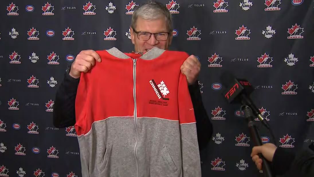 TSNHockey's tweet photo. Mike Eagles played 16 seasons in the NHL and now joins Team Canada's World Junior staff to help them improve in the faceoff circle. @markhmasters has more on Eagles' philosophy and his history with Dale Hunter: https://t.co/x7mIpHmzBH https://t.co/dbsVKGNHJk