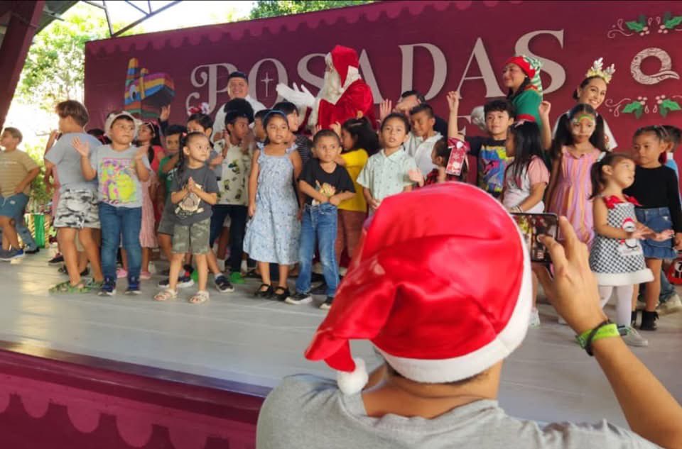 AytoCancun's tweet photo. En Cancún, la Navidad nos une. 🎄✨

Así se vivió nuestra Posada Cancunense en Prado Norte, donde niñas, niños, jóvenes y familias se reunieron para compartir una tarde llena de música, juegos, sorpresas y mucha convivencia. El espíritu navideño se vive mejor en comunidad. (1/2) https://t.co/ju3QcYOfYr
