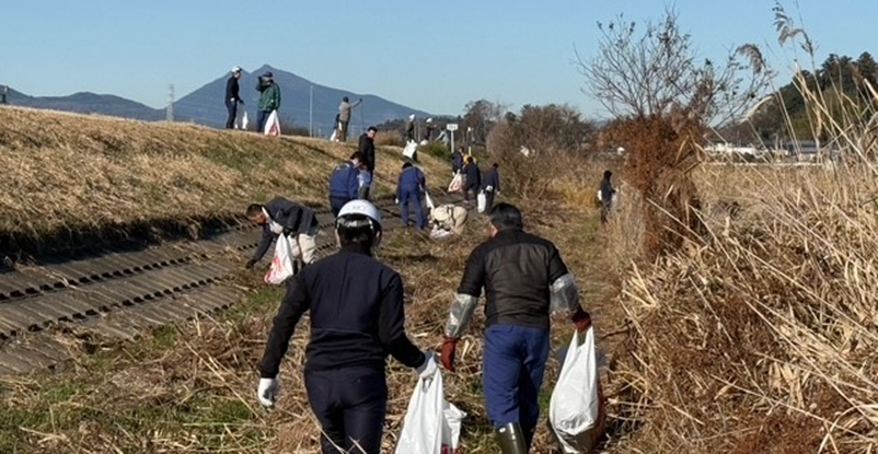 mlit_dousui's tweet photo. 【12/6 第119回防塵挺身隊】
#石岡市 で開催されましたNPO水辺基盤協会主催の清掃活動に参加しました。#霞ヶ浦導水事業 として工事を進めている高浜機場周辺で、大勢の参加者と共に多くのゴミを回収しました。 来年も皆様と共に #霞ヶ浦 をきれいにする活動へ積極的に参加します！ https://t.co/I8L09S1Peb