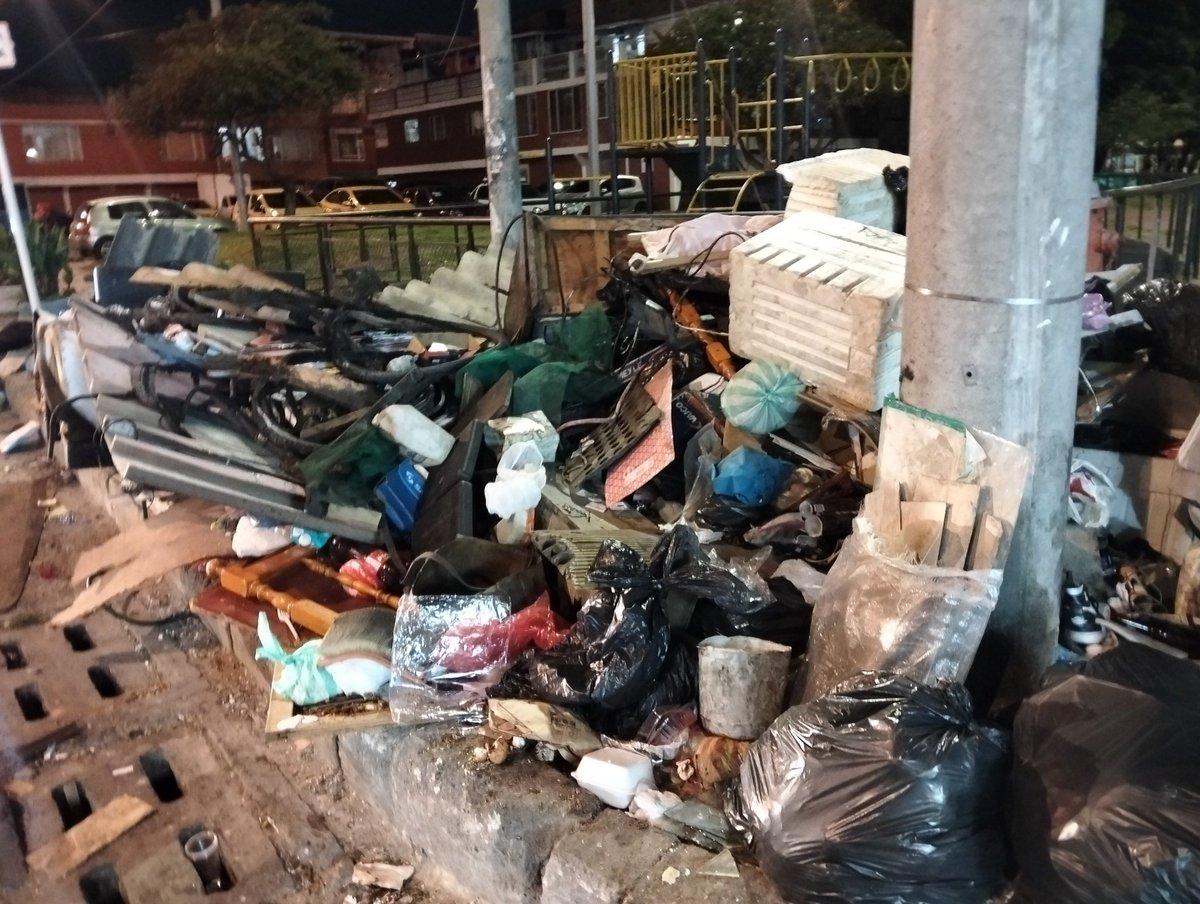 IvethC25's tweet photo. @CarlosFGalan @Uaesp @ConcejoDeBogota @cesarsalamancaR Así se encuentra la Cl 132#94c, Barrio Gloria Lara de Echeverry, punto crítico de basura que la comunidad  ha denunciado. Un espacio que debía estar para el disfrute de la comunidad pero es imposible bajo estas condiciones https://t.co/Vjn1QTICgn