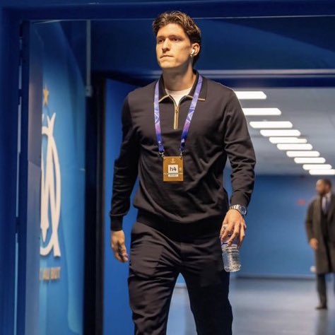 MassiliaZone's tweet image. 🚨De Zerbi :

"Balerdi 2 matchs sur le banc ? Ca m'attriste mais je dois faire des choix.

Mais lui il sait pourquoi : je pense qu'il doit faire un pas en avant pour devenir plus grand.

Il doit décider s'il veut devenir un très très grand joueur parce qu'il a le potentiel, ou…